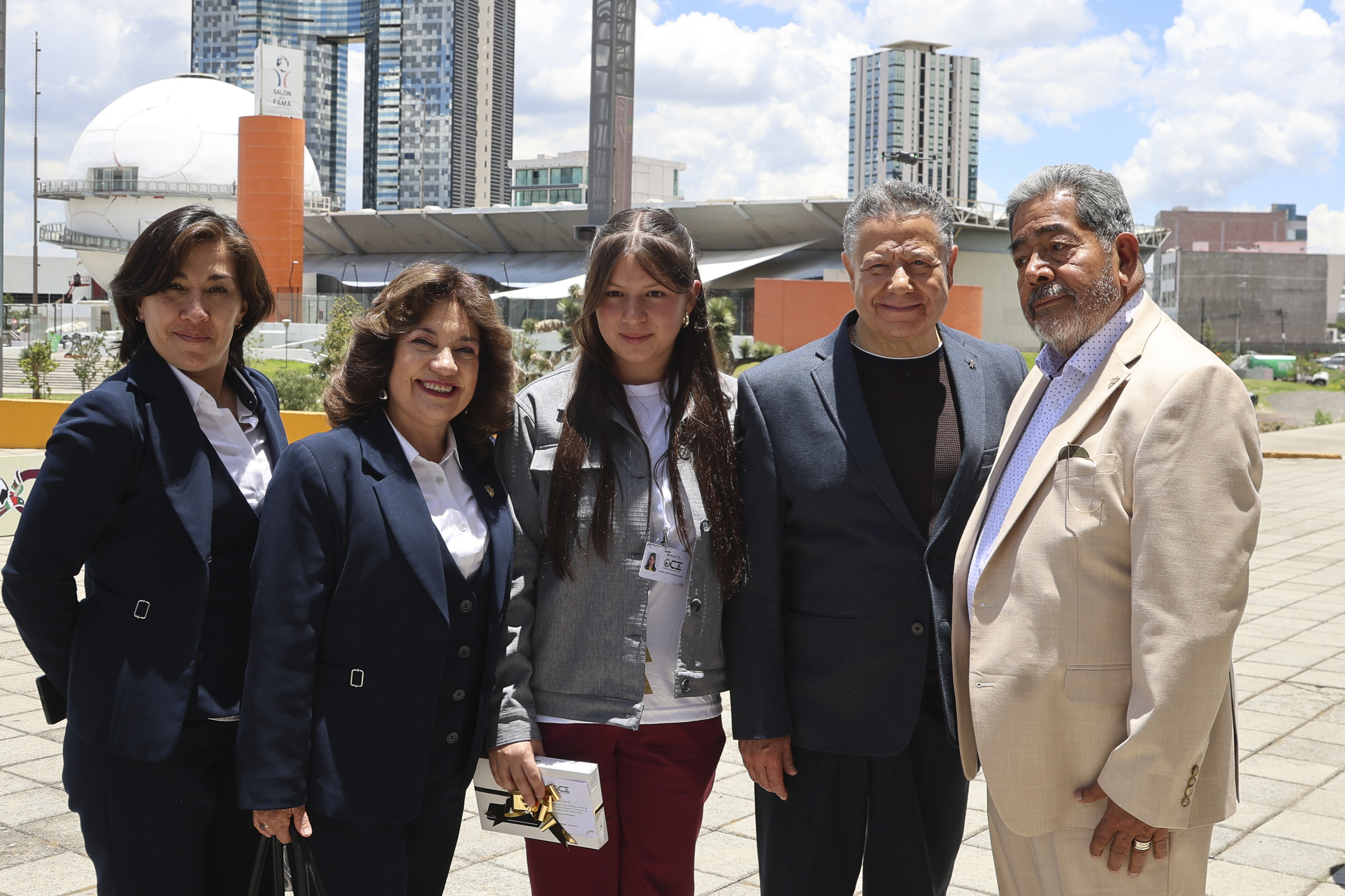 Julio Menchaca reconoce excelencia académica de 32 participantes de la OCI 2026